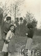 1945, Dicomano, Włochy.
Silvia Szymula z domu Valli i Stefan Szymula. S. Szymula przed wojną pracował w Powiatowym Zarządzie Drogowym w Buczaczu, po 1939 ukrywał się. Aresztowany po nieudanej ucieczce do Rumunii, osadzony w więzieniu w Czortkowie, później w Starobielsku. Skazany na 5 lat obozu, zesłany w styczniu 1941 roku na Syberię. Dostał się do Armii Andersa, z którą został ewakuowany do Iranu. Przeszedł z nią cały szlak bliskowschodni. W Palestynie ukończył Szkołę Podchorążych Piechoty Rezerwy i został mianowany porucznikiem. Walczył pod Monte Cassino. W 1948 roku emigrował z żoną i synkiem do Argentyny. Nz. z siostrą Sylvii - Martą Valli.
Fot. NN, zbiory Silvii Szymuli, reprodukcje cyfrowe w  Bibliotece Polskiej im. Ignacego Domeyki w Buenos Aires (Biblioteca Polaca Ignacio Domeyko) i w Ośrodku KARTA w Warszawie