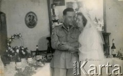 8.05.1945, Dicomano, Włochy.
Silvia Valli i Stefan Szymula w dniu ślubu. S. Szymula przed wojną pracował w Powiatowym Zarządzie Drogowym w Buczaczu, po 1939 ukrywał się. Aresztowany po nieudanej ucieczce do Rumunii, osadzony w więzieniu w Czortkowie, później w Starobielsku. Skazany na 5 lat obozu, zesłany w styczniu 1941 roku na Syberię. Dostał się do Armii Andersa, z którą został ewakuowany do Iranu. Przeszedł z nią cały szlak bliskowschodni. W Palestynie ukończył Szkołę Podchorążych Piechoty Rezerwy i został mianowany porucznikiem. Walczył pod Monte Cassino. W 1948 roku emigrował z żoną i synkiem do Argentyny.
Fot. NN, zbiory Silvii Szymuli, reprodukcje cyfrowe w  Bibliotece Polskiej im. Ignacego Domeyki w Buenos Aires (Biblioteca Polaca Ignacio Domeyko) i w Ośrodku KARTA w Warszawie