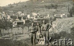 1945, Dicomano, Włochy.
Silvia Szymula z domu Valli (w środku), Stefan Szymula (1. z lewej) i dwie nieznane osoby. S. Szymula przed wojną pracował w Powiatowym Zarządzie Drogowym w Buczaczu, po 1939 ukrywał się. Aresztowany po nieudanej ucieczce do Rumunii, osadzony w więzieniu w Czortkowie, później w Starobielsku. Skazany na 5 lat obozu, zesłany w styczniu 1941 roku na Syberię. Dostał się do Armii Andersa, z którą został ewakuowany do Iranu. Przeszedł z nią cały szlak bliskowschodni. W Palestynie ukończył Szkołę Podchorążych Piechoty Rezerwy i został mianowany porucznikiem. Walczył pod Monte Cassino. W 1948 roku emigrował z żoną i synkiem do Argentyny. Nz. Silvia w stroju ludowym stylizowanym na polski, które sama uszyła.
Fot. NN, zbiory Silvii Szymuli, reprodukcje cyfrowe w  Bibliotece Polskiej im. Ignacego Domeyki w Buenos Aires (Biblioteca Polaca Ignacio Domeyko) i w Ośrodku KARTA w Warszawie