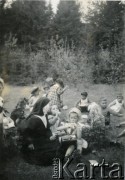 1939, Wilno, Polska.
Siostra zakonna z dziećmi.
Fot. NN, ze zbiorów Archivo Historico-Central 