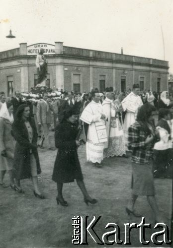 Lata 40.-50., prawdopodobnie prowincja Chaco, Argentyna. 
Procesja przy Gran Hotel Espana.
Fot. NN, ze zbiorów Archivo Historico-Central 
