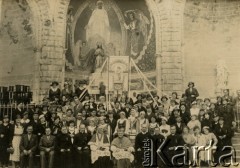 Brak daty, brak miejsca.
Zdjęcie grupowe wiernych i duchownych w kościele.
Fot. NN, ze zbiorów Archivo Historico-Central 
