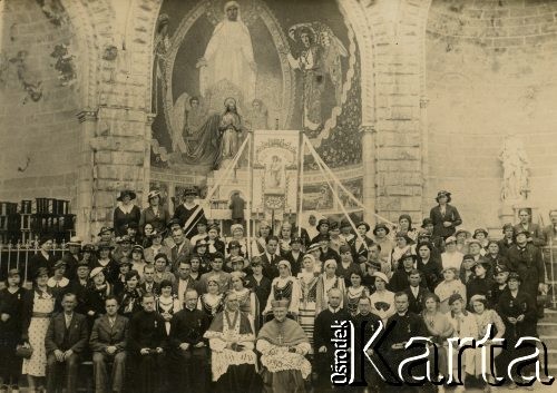 Brak daty, brak miejsca.
Zdjęcie grupowe wiernych i duchownych w kościele.
Fot. NN, ze zbiorów Archivo Historico-Central 