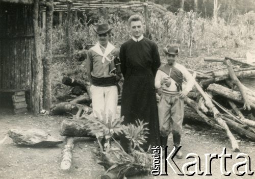 1969, San Pedro, prowincja Misiones, Argentyna.
Ojciec Franciszek Micek z uczniami w dniu zakończenia roku szkolnego.
Fot. NN, ze zbiorów Archivo Historico-Central 