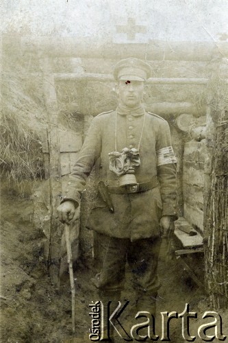 1914-1918, brak miejsca.
Żołnierz w okopach. Na szyi ma zawieszoną maskę przeciwgazową.
Fot. NN, ze zbiorów Archivo Historico-Central 