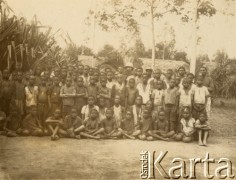 14.08.1929, Kimpangu, Kongo.
Polski redemtorysta ojciec Alfred Muller z ochrzczonymi przez siebie chłopcami. Oryginalny podpis: 