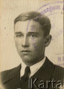 1935, Warszawa, Polska.
Janusz Wincenty Barbarski.
Fot. NN, zbiory Krzysztofa Barbarskiego, reprodukcje cyfrowe w Ośrodku KARTA w Warszawie i w Instytucie Polskim i Muzeum im. gen. Sikorskiego w Londynie.