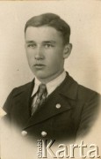 1935, Warszawa, Polska.
Janusz Wincenty Barbarski.
Fot. NN, zbiory Krzysztofa Barbarskiego, reprodukcje cyfrowe w Ośrodku KARTA w Warszawie i w Instytucie Polskim i Muzeum im. gen. Sikorskiego w Londynie.