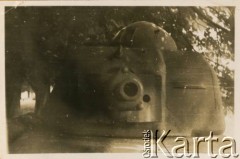 Czerwiec 1940, Francja.
1. Batalion Czołgów. Wieża czołgu Renault R-35.
Fot. NN, zbiory Krzysztofa Barbarskiego, reprodukcje cyfrowe w Ośrodku KARTA w Warszawie i w Instytucie Polskim i Muzeum im. gen. Sikorskiego w Londynie.