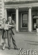 1960, Fawley Court, Anglia, Wielka Brytania.
Zjazd studentów i absolwentów. Zofia Rita Zaremba, trzyma egzemplarz 