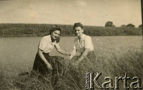 Ok. 1945-1948, Indie.
Z prawej Aniela Wawrzyńczyk (po mężu Zychowicz) z koleżanką Danutą Postek, na tle rzeki Panchaganga River w pobliżu polskiego obozu w Valivade koło Kolhapuru. 
Fot. NN, zbiory Anieli Zychowicz, reprodukcje cyfrowe w Ośrodku KARTA w Warszawie i w Instytucie Polskim i Muzeum im. gen. Sikorskiego w Londynie.