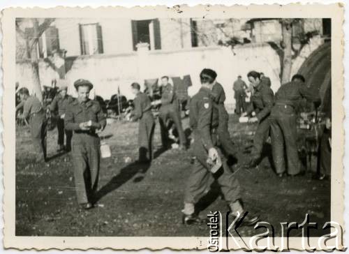 1944-1947, Włochy.
Żołnierze 2. Korpusu Polskiego.
Fot. NN, zbiory Anieli Zychowicz, reprodukcje cyfrowe w Ośrodku KARTA w Warszawie i w Instytucie Polskim i Muzeum im. gen. Sikorskiego w Londynie.