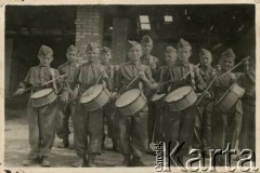 1942, Brytyjski Mandat Palestyny.
Grupa junaków grających na bębnach, 1. z lewej Kazimierz Cholewa. Dedykacja na odwrocie na odbitki: 