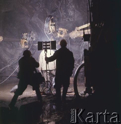 1977, Rosyjska Federacyjna Socjalistyczna Republika Radziecka, ZSRR.
Budowa Kolei Amursko-Jakuckiej na odcinku między Tyndą a Berkakit, zwanym Małym BAM (Małą Bajkalsko-Amurską Magistralą Kolejową). Robotnicy pracują pod ziemią przy drążeniu tunelu 