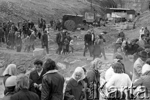 1977, Rosyjska Federacyjna Socjalistyczna Republika Radziecka, ZSRR.
Budowa Kolei Amursko-Jakuckiej na odcinku między Tyndą a Berkakit, zwanym Małym BAM (Małą Bajkalsko-Amurską Magistralą Kolejową). Dziennikarze odwiedzają teren budowy tunelu 