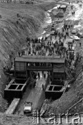 1977, Rosyjska Federacyjna Socjalistyczna Republika Radziecka, ZSRR.
Budowa Kolei Amursko-Jakuckiej na odcinku między Tyndą a Berkakit, zwanym Małym BAM (Małą Bajkalsko-Amurską Magistralą Kolejową). Dziennikarze odwiedzają teren budowy tunelu 