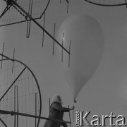 Lata 70., Biegun Północny.
Kobieta wypuszcza balon z sondą meteorologiczną.
Fot. Mikołaj Nesterowicz, zbiory Ośrodka KARTA