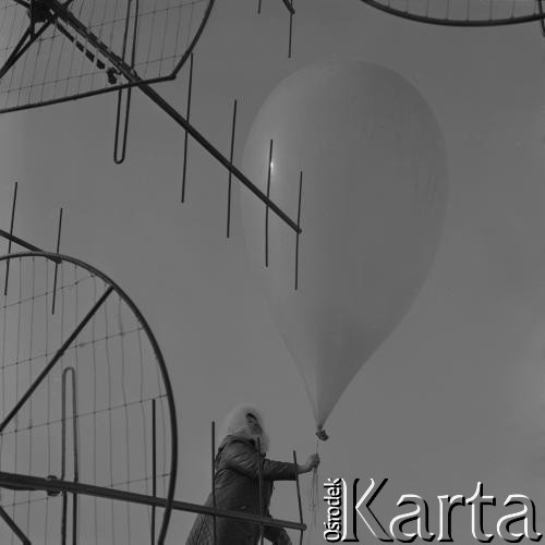 Lata 70., Biegun Północny.
Kobieta wypuszcza balon z sondą meteorologiczną.
Fot. Mikołaj Nesterowicz, zbiory Ośrodka KARTA