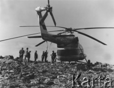 Lata 70., Kamczatka, ZSRR.
Dziennikarze przybyli helikopterem podziwiać kamczackie wulkany.
Fot. Mikołaj Nesterowicz, zbiory Ośrodka KARTA