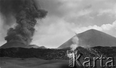 Lata 70., Kamczatka, ZSRR.
Erupcja kamczackiego wulkanu.
Fot. Mikołaj Nesterowicz, zbiory Ośrodka KARTA