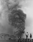 Lata 70., Kamczatka, ZSRR.
Dziennikarze obserwują erupcję kamczackiego wulkanu.
Fot. Mikołaj Nesterowicz, zbiory Ośrodka KARTA