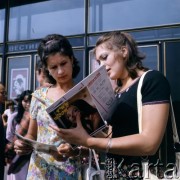 1975, Moskwa, Związek Radziecki.
Międzynarodowy Festiwal Filmowy w Moskwie. Kobiety oglądają folder festiwalowy, stojąc przed wejściem do hotelu 