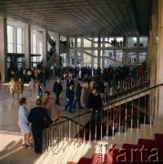 1975, Moskwa, Związek Radziecki.
Międzynarodowy Festiwal Filmowy w Moskwie. Widzowie i uczestnicy w hallu zlokalizowanego przy placu Puszkińskim kinoteatru 