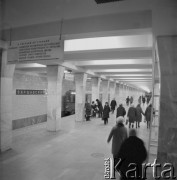 Lata 70., Moskwa, Związek Radziecki.
Na stacji metra Warszawskaja. 
Fot. Mikołaj Nesterowicz, zbiory Ośrodka KARTA