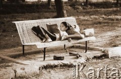 1989, Koreańska Republika Ludowo-Demokratyczna.
Dziewczynka czyta książkę Kim Il Sunga.
Fot. Mikołaj Nesterowicz, zbiory Ośrodka KARTA
