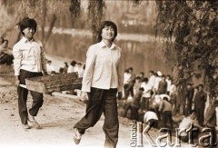 1989, Koreańska Republika Ludowo-Demokratyczna.
Chłopcy niosą taczkę.
Fot. Mikołaj Nesterowicz, zbiory Ośrodka KARTA