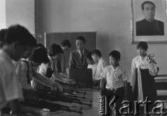 1989, Phenian, Koreańska Republika Ludowo-Demokratyczna.
Młodzież uczestniczy w zajęciach z przysposobienia wojskowego.
Fot. Mikołaj Nesterowicz, zbiory Ośrodka KARTA