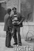 1992, Grozny, Czeczeńska Republika Iczkerii.
Mężczyźni przed gmachem Pałacu Prezydenckiego.
Fot. Mikołaj Nesterowicz, zbiory Ośrodka KARTA