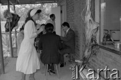 1992, Republika Inguszetii.
Przygotowania do przyjęcia weselnego w inguskim domu.
Fot. Mikołaj Nesterowicz, zbiory Ośrodka KARTA