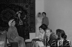 1992, Republika Inguszteii.
Inguskie wesele. Kobiety towarzyszą pannie młodej w domu w oczekiwaniu na przybycie pana młodego i rozpoczęcie ceremonii.
Fot. Mikołaj Nesterowicz, zbiory Ośrodka KARTA
