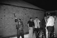 1992, Republika Inguszetii.
Inguskie wesele - grupa mężczyzn goszczących na przyjęciu.
Fot. Mikołaj Nesterowicz, zbiory Ośrodka KARTA