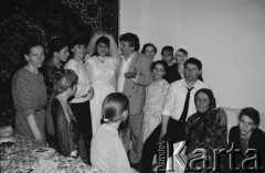 1992, Republika Inguszetii.
Inguskie wesele. Rodzina towarzyszy pannie młodej w domu w oczekiwaniu na przybycie pana młodego i rozpoczęcie ceremonii.
Fot. Mikołaj Nesterowicz, zbiory Ośrodka KARTA