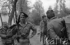 1992, Grozny, Czeczeńska Republika Iczkerii.
Grupa uzbrojonych mężczyzn.
Fot. Mikołaj Nesterowicz, zbiory Ośrodka KARTA