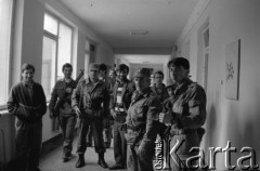 1992, Grozny, Czeczeńska Republika Iczkerii.
Mężczyźni z bronią w dawnym budynku telewizji
Fot. Mikołaj Nesterowicz, zbiory Ośrodka KARTA