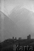 1992, Republika Inguszetii..
Osada Inguszy w górach - charakterystyczna dla tego ludu kamienna architektura z wieżami.
Fot. Mikołaj Nesterowicz, zbiory Ośrodka KARTA