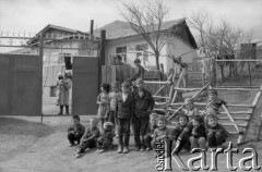 1992, Republika Inguszetii.
 Inguskie dzieci na podwórzu.
Fot. Mikołaj Nesterowicz, zbiory Ośrodka KARTA