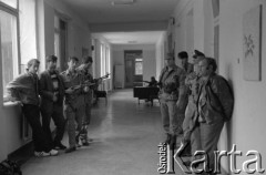 1992, Grozny, Czeczeńska Republika Iczkerii.
Mężczyźni z bronią w dawnym budynku telewizji
Fot. Mikołaj Nesterowicz, zbiory Ośrodka KARTA