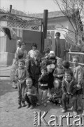 1992, Republika Inguszetii.
Inguskie dzieci na podwórzu.
Fot. Mikołaj Nesterowicz, zbiory Ośrodka KARTA