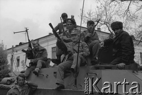 1992, prawdopodobnie Grozny, Czeczeńska Republika Iczkerii.
Uzbrojeni mężczyźni siedzą na transporterze przed budynkiem będącym dawniej siedzibą miejscowej telewizji.
Fot. Mikołaj Nesterowicz, zbiory Ośrodka KARTA