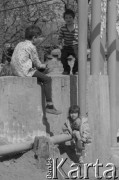 1992, Republika Inguszetii.
Inguskie dzieci na podwórzu.
Fot. Mikołaj Nesterowicz, zbiory Ośrodka KARTA