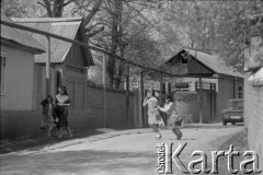 1992, Republika Inguszetii.
Inguskie dzieci na wiejskiej drodze.
Fot. Mikołaj Nesterowicz, zbiory Ośrodka KARTA