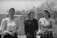 1992, Republika Inguszetii.
Młode inguskie kobiety.
Fot. Mikołaj Nesterowicz, zbiory Ośrodka KARTA