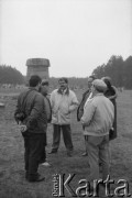 1992, okolice Groznego, Czeczeńska Republika Iczkerii.
Mężczyźni na muzułmańskim cmentarzu.
Fot. Mikołaj Nesterowicz, zbiory Ośrodka KARTA