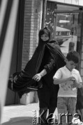 1992, Teheran, Islamska Republika Iranu.
Kobieta z dzieckiem na ulicy miasta.
Fot. Mikołaj Nesterowicz, zbiory Ośrodka KARTA