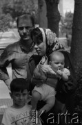 1992, Teheran, Islamska Republika Iranu.
Małżeństwo z dziećmi.
Fot. Mikołaj Nesterowicz, zbiory Ośrodka KARTA