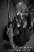 1992, Teheran, Islamska Republika Iranu.
Kobiety z dziećmi w uliczce na bazarze.
Fot. Mikołaj Nesterowicz, zbiory Ośrodka KARTA